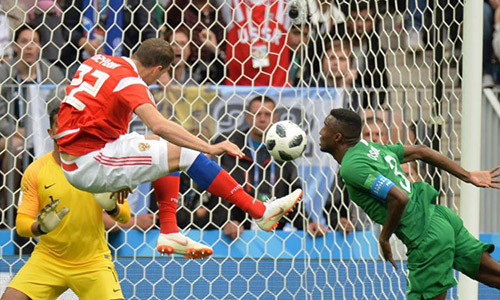 Cô gái Trung Quốc đã đặt cược vào Nga trong trận khai mạc World Cup giữa Nga và Ả Rập Saudi.