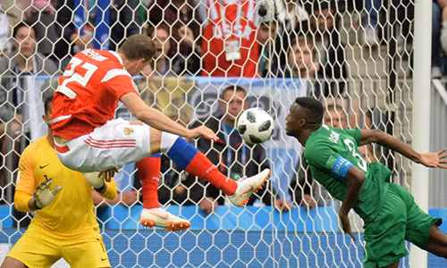 Cô gái Trung Quốc đã đặt cược vào Nga trong trận khai mạc World Cup giữa Nga và Ả Rập Saudi.