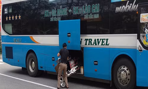 Tài xế xe khách định giấu xe đạp điện vào cốp xe thì bị người dân phản đối.