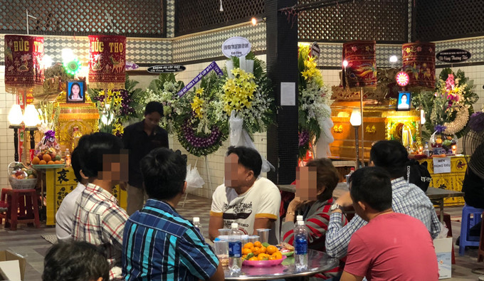 Quan tài hai mẹ con đặt cạnh nhau trong nhà tang lễ.