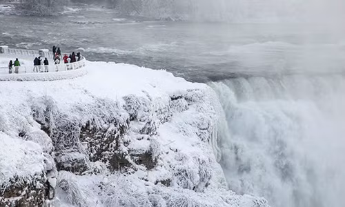 Thác Niagara ở Canada đóng băng vì lạnh giá.