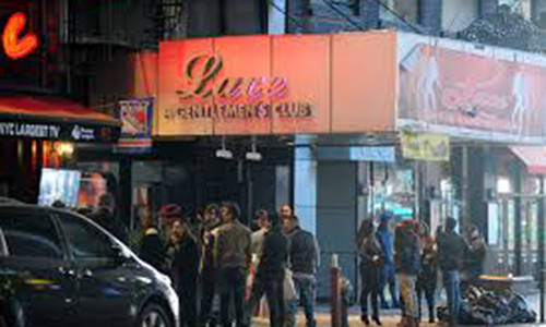 Khách sẽ bị các đối tượng tiếp cận, chào mời công khai.