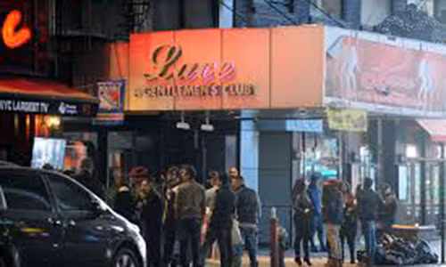 Khách sẽ bị các đối tượng tiếp cận, chào mời công khai.