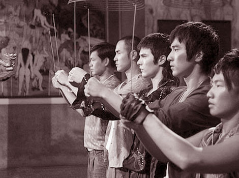 Các hội viên Thiên Địa hội thề trước bàn thờ Ngũ tổ. Ảnh minh họa.