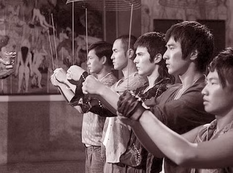 Các hội viên Thiên Địa hội thề trước bàn thờ Ngũ tổ. Ảnh minh họa.