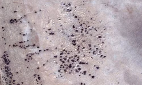 Bức ảnh vệ tinh chụp những vết đen được cho là tàn tích của thành phố mất tích.