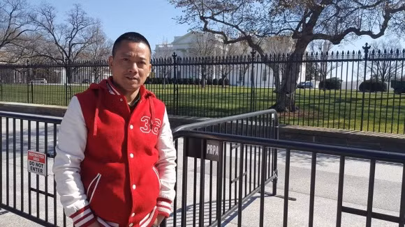 Không những thế, anh còn có một cuộc sống hạnh phúc bên vợ "chân dài", nhan sắc xinh đẹp. Cơ duyên để diễn viên Bình Trọng gặp được vợ là vào năm 2002 khi nam diễn viên làm trợ lý cho ban tổ chức cuộc thi Hoa hậu Việt Nam. Trong đêm chung kết, anh có dịp làm việc với các thí sinh xuất sắc. Và sau đó, trong một chuyến công tác khác Bình Trọng bất ngờ gặp lại cô gái xinh đẹp năm xưa.