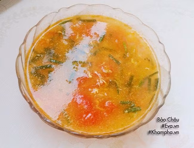 Món phụ: CANH CÀ CHUA NẤU TRỨNG Dùng phần cà chua còn lại rửa sạch, bổ miếng cau, phi thơm cùng hành và dấu ăn. Khi cà chua nhừ thì cho 1 bát to nước lọc vào đun sôi, đập trứng vào nồi canh, khuấy cho trứng tan, để nước canh sôi lại thì nêm gia vị rồi tắt bếp. Món canh ăn kèm rau xà lách rất ngon.