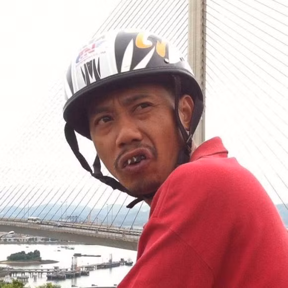 Ở trên phim, người ta thường thấy nam diễn viên Bình Trọng qua hình ảnh quê mùa, nhí nhố, nhưng ngoài đời anh là nghệ sĩ khá đa tài, một mình đảm đương khá nhiều vị trí từ đạo diễn, biên kịch, tổ chức sản xuất, diễn viên, và là giám đốc một hãng phim do anh sáng lập và điều hành. Hãng phim này chuyên sản xuất những chương trình nghệ thuật, những series hài đã gây được ấn tượng trong lòng khán giả như Túng tiền, Tiến tùng; Đại gia chân đất...