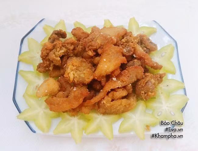 Món chính: THỊT GÀ CHIÊN GIÒN Lườn gà mua về rửa sạch, thái miếng dày bằng ngón tay, ướp với chút gia vị tầm 10 phút cho ngấm. Cho bột chiên giòn vào túi bóng, chắt phần nước ướp, cho phần thịt gà vào túi, buộc chặt đầu rồi xóc đều để bột bao đều quanh miếng thịt. Để dầu ăn nóng thì cho thịt gà vào chiên giòn vàng đều hai mặt.