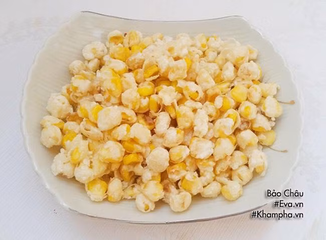 BẮP TẨM BỘT CHIÊN GIÒN Ngô ngọt tách hạt, rửa sạch với nước để ráo. Lòng trắng trứng để riêng ra bát, cho ngô vào trộn đều. Bột chiên giòn cho vào túi bóng, cho ngô vào xóc đều, cho vào chiếc rổ thưa lọc hết phần bột thừa. Đặt chảo dầu lên bếp, cho ngô vào chiên vàng đều là được. Cho ra giấy thấm dầu tầm 5 phút, rồi xếp vào đĩa.