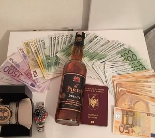 Hộ chiếu, đồng hồ xịn, rượu vang đắt tiền, và cuối cùng là rất nhiều tiền (Ảnh:Daily Mail)