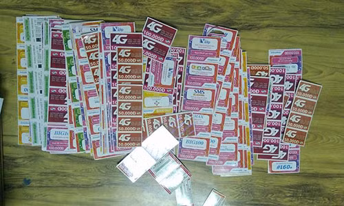 Số thẻ cào trị giá 70 triệu đồng mà anh H. đã mua, gửi mã thẻ cho kẻ lừa đảo (Ảnh công an cung cấp).