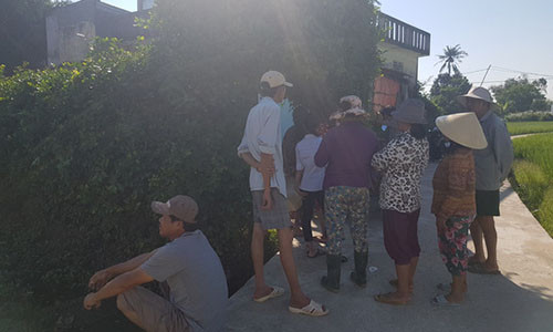 Người dân địa phương bàng hoàng trước cái chết của cụ Sơn.