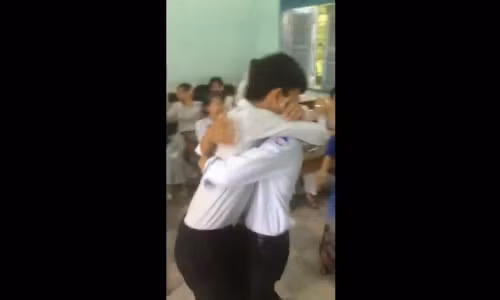 2 nam sinh dung giua lop cong khai to tinh roi om cham lay nhau