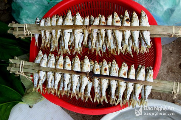 Những gắp cá sông, suối nướng là đặc sản được nhiều khách miền xuôi chọn mua. Ảnh: Hùng Cường