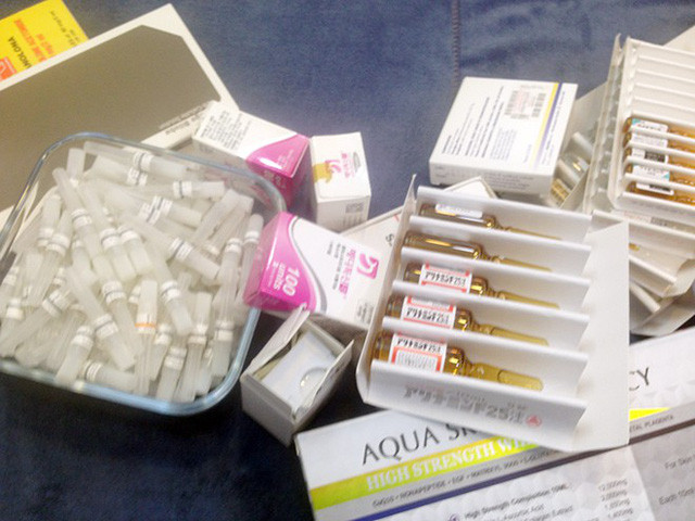 Nhiều hộp thuốc truyền trắng, thuốc filler không nguồn gốc được phát hiện tại cơ sở thẩm mỹ chui và những hình ảnh tự quảng cáo trên mạng để lôi kéo khách của cơ sở thẩm mỹ ở chung cư quận 5, TP.HCM.