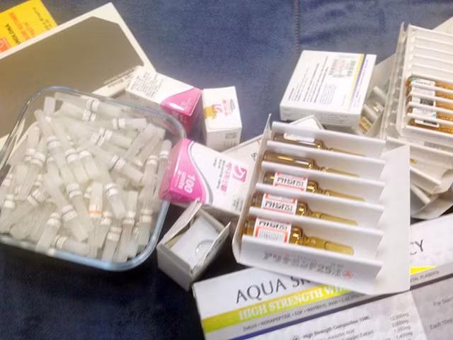 Nhiều hộp thuốc truyền trắng, thuốc filler không nguồn gốc được phát hiện tại cơ sở thẩm mỹ chui và những hình ảnh tự quảng cáo trên mạng để lôi kéo khách của cơ sở thẩm mỹ ở chung cư quận 5, TP.HCM.