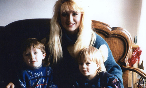 Lat tay man kich hoan hao cua nguoi me giet 2 con vi chong pha san