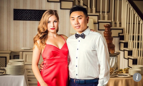 Max Mei, người sáng lập ứng dụng ULove bên cạnh cô vợ Ukraine trẻ đẹp.