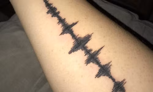 Hình xăm mang đầy ý nghĩa của Drew đã nhận được rất nhiều lời đồng cảm của cư dân mạng.