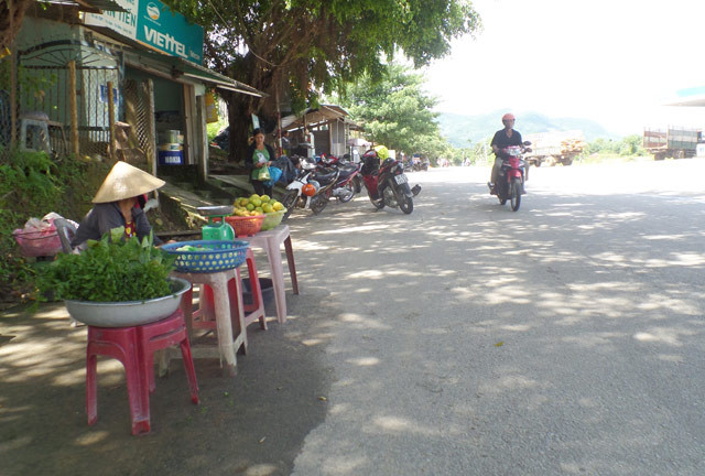 "Măng cụt rừng" - trái nhà quê được giới trẻ thành phố lùng sục mua - Hình 7 Theo đó cứ đến mùa người dân lại mang gùi, bao đi vào rừng tìm hái về bán. Thường thì, hôm hái ít cũng được khoảng 5-10 kg mỗi người, ngày nhiều 20-30 kg mỗi người. Ngoài bán cho thương lái mang về xuôi, người dân miền núi còn bày "măng cụt rừng" xen với các loại nông sản khác ra ven đường để bán cho khách qua lại.