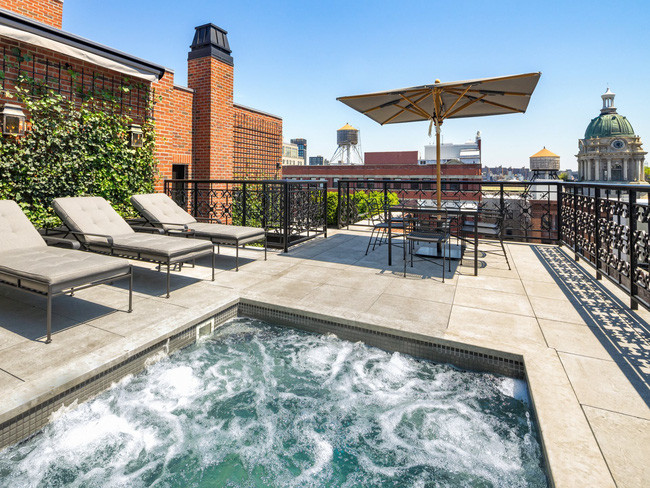 Một sân hiên có bể tắm nước nóng.