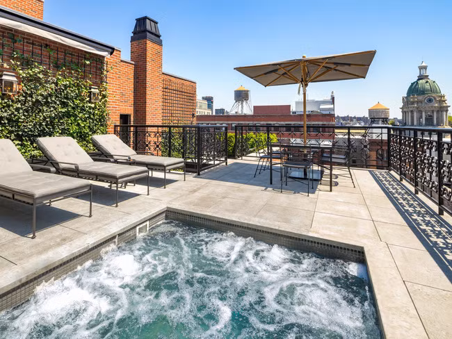 Một sân hiên có bể tắm nước nóng.