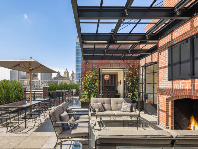 Các khu vực sân hiên được che một phần bởi khung thép và mái kính. Tại một khu thậm chí còn có lò sưởi và góc xem TV.