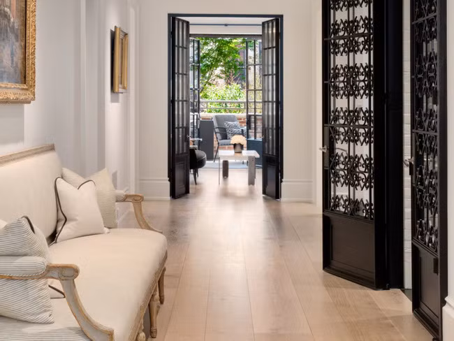 Căn hộ được thiết kế để kết hợp không gian bên trong và bên ngoài với phần diện tích ngoài trời rộng hơn 340 m2 gồm 6 sân hiên nhiều cây xanh.