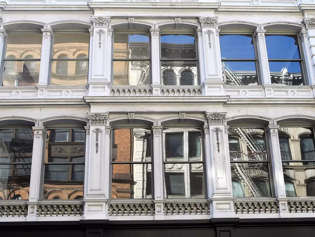 Đi kèm với căn hộ còn có 2 chỗ đỗ xe riêng ở sân sau của toà nhà.