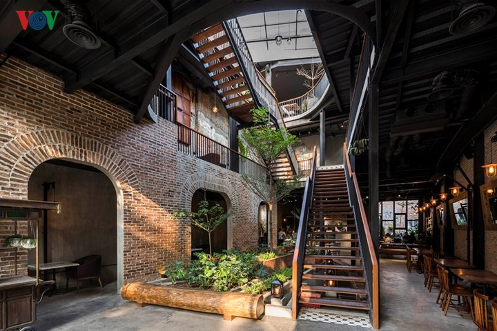 Công trình sử dụng các vật liệu vừa cổ điển, vừa hiện đại như bê tông, kính, thép và tường gạch trần; sự kết hợp giữa mới và cũ tạo nên một hiệu ứng đặc biệt thú vị.