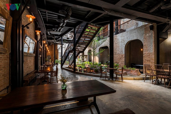 Hệ thống sàn khung thép để lộ kết cấu với những hệ thống kỹ thuật trên trần.