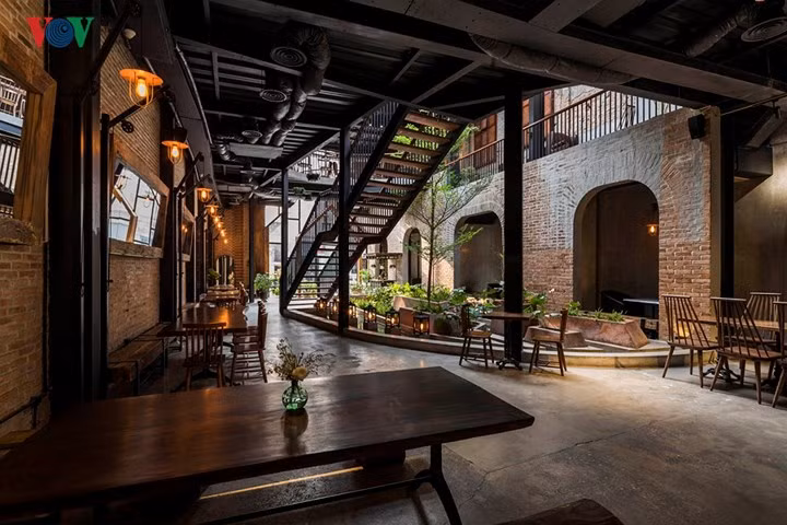 Hệ thống sàn khung thép để lộ kết cấu với những hệ thống kỹ thuật trên trần.