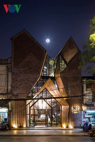 Mặt tiền công trình lung linh khi tối trời.