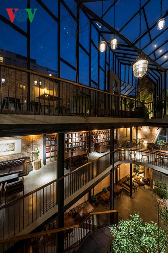 Từ cầu thang ở khoảng thông tầng có thể quan sát hết các không gian trong quán.