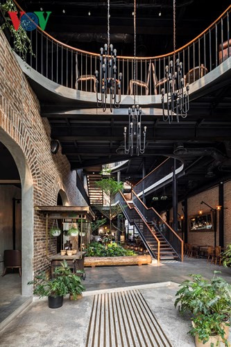 Không gian của công trình biến ảo theo từng bước đi, tạo cảm giác chuyển động và không lặp lại.