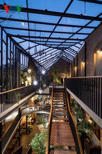 Ánh sáng được khai thác từ mái kính khoảng giếng trời vào ban ngày, còn buổi tối hệ thống đèn đem lại một cảm xúc gần gũi và ấm áp.