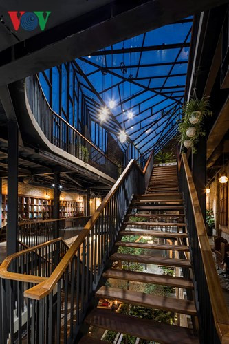 Những bậc cầu thang rỗng đem lại sự thoáng đãng về không gian.