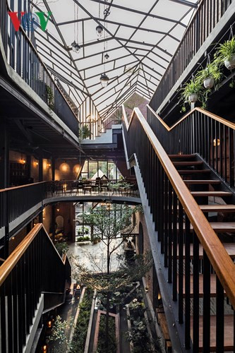 Đi giữa khoảng thông tầng là một cầu thang dài, dưới một mái kính lớn được chia thành nhiều ô nhỏ với hình thù tự do.