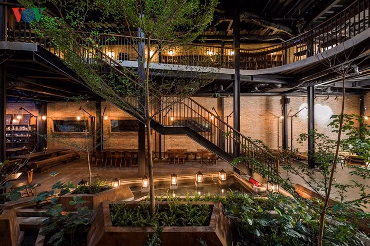 Ở giữa là một khoảng thông tầng lớn. Kiến trúc sư không bố trí đồ nội thất một cách dày đặc để tạo khoảng nghỉ cho không gian.