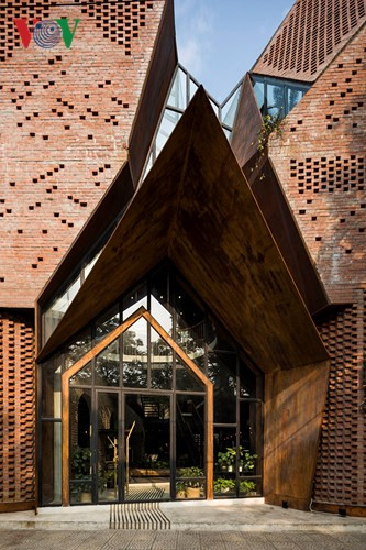 Sảnh đón của công trình được cách điệu từ chiếc khăn mỏ quạ của người dân Bắc Bộ.