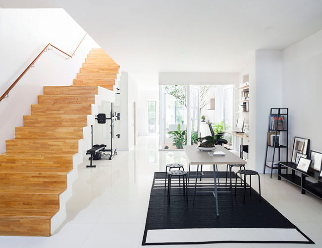 Thiết kế mới tập trung vào sự cân bằng giữa các nhu cầu chức năng thiết yếu với không gian xanh. Ngôi nhà tận dụng thiên nhiên như một cách thức để trang trí và làm nổi bật không gian sống trong diện tích cho phép.