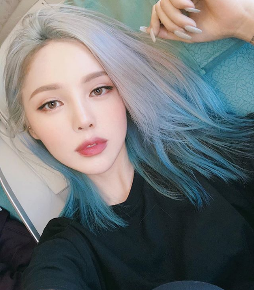 Tóc nhuộm ombre bạch kim + xanh biển Theo dõi trang cá nhân của Pony, bạn sẽ thấy thời gian gần đây cô nàng đã nhuộm tóc sang màu mới siêu xinh và 'truất'. Đó là ombre 2 màu bạch kim và xanh nước biển. Kiểu nhuộm tóc ombre không còn lạ lẫm với những tín đồ tóc đẹp, nhưng nó luôn luôn mới lạ khi bạn biết cách phối màu tinh tế.