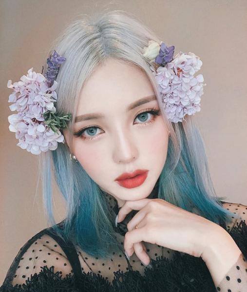 Phải công nhận cách chơi màu ombre của Pony thuộc hàng đỉnh cao, khiến nhiều người phải học hỏi. Kết hợp 2 màu tóc gây sốt nhất thời gian gần đây, cùng cách makeup Hàn Quốc rất ăn rơ và cá tính, trông Pony hút mắt và quyến rũ hơn hẳn.