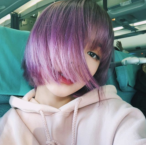 Tóc tím Màu tím đang là hot trend của năm 2018, bằng chứng là từ quần áo đến màu tóc đều được các tín đồ đua nhau diện. Có vẻ như Pony hợp với hầu hết các màu tóc. Cô nàng cũng nhanh tay bắt kịp xu hướng tóc khi đổi màu sang tím và cắt phăng tóc dài sang ngắn búp bê vô cùng đáng yêu.