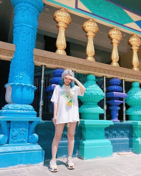 Màu tóc này cũng rất phù hợp với phong cách phóng khoáng, trẻ trung của cô nàng.