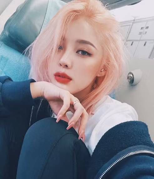 Những cô nàng kẹo ngọt có thể thử màu tóc nổi bật này để làm mới phong cách của chính mình.