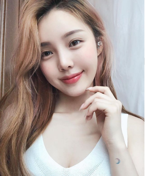 Tóc màu vàng sáng Vàng sáng là màu tóc được các cô gái châu Á đặc biệt yêu thích. Không chỉ giúp bạn nổi bật hơn, màu tóc còn tôn lên làn da sáng mịn.