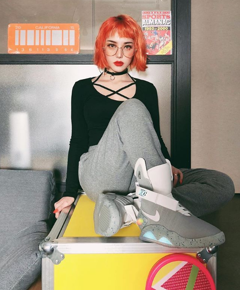 Tóc màu cam cháy Muốn trông thật cá tính và chất chơi thì bạn có thể nhuộm gam màu đậm hơn, chẳng hạn như màu cam cháy này của Pony. Màu của lửa khiến cô nàng trông thật sành điệu và giống như một fashionista chính hiệu. Đây là gam màu tóc mà rất nhiều ngôi sao kpop yêu thích.